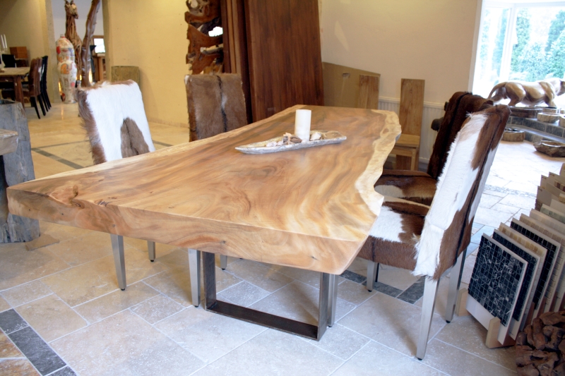 Esstisch aus einem massiven Baumstamm, Tischgestell Rohstahl : Der