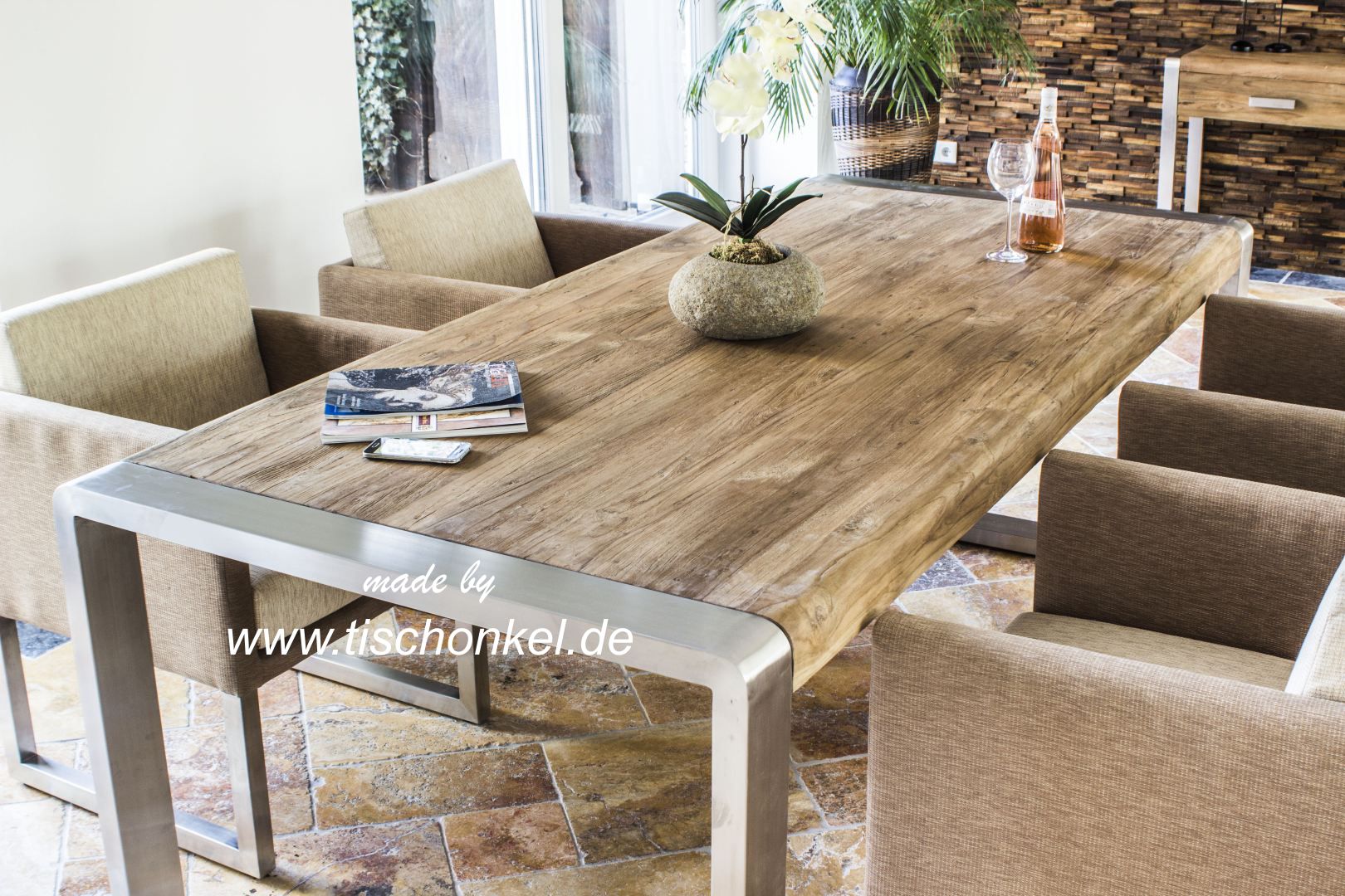 Esstisch aus recyceltem holz mit edelstahl