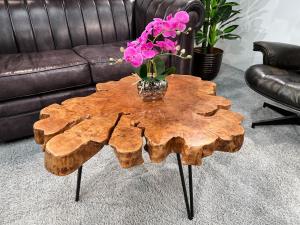 Esstisch aus Baumscheiben "Bromo Litschi" ca. 86 x 70 x 45,5 cm mit Tischbeinen aus mattschwarzem Stahl