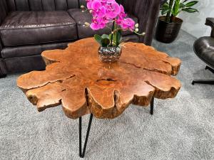 Unikat Couchtisch "Bromo Litschi" aus Massivholz ca. 90 x 70 x 46 cm mit Tischbeinen aus mattschwarzem Stahl