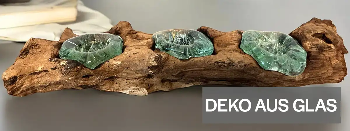 Mundgeblasene Glasdekoration, Vasen und Schalen aus Recycling-Glas auf Massivholztisch