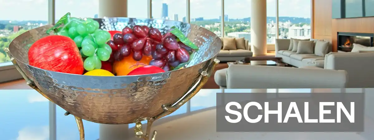 Handgefertigte Schalen aus Wurzelholz, Serviertabletts aus Metall und Deko-Schalen