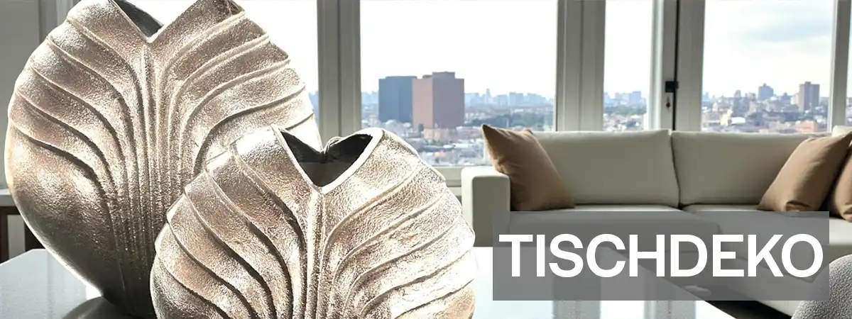 Stilvolle Tischdekoration, Untersetzer und Accessoires auf einem Massivholztisch arrangiert