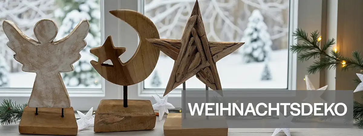 Rustikale Weihnachtsdeko aus Holz, massive Tannenbäume und festliche Dekoration aus Naturmaterialien