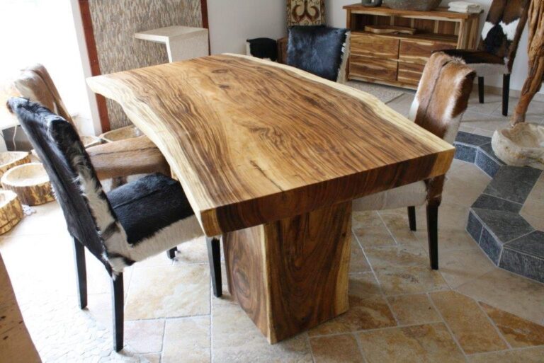 Tisch aus einem Baumstamm