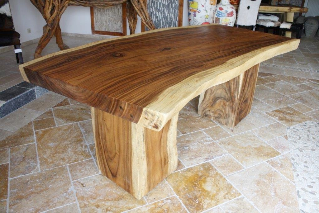 Tisch aus einem Baumstamm Der Tischonkel