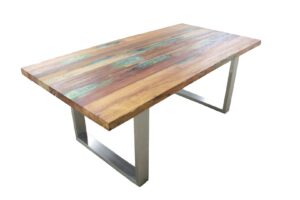 Dieser Tisch aus recyceltem Holz