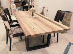 Esstisch mit Tischgestell aus Rohstahl