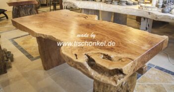 Tischplatte aus einem Baumstamm