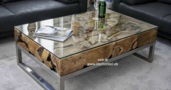 Couchtisch aus Altholz mit Edelstahl