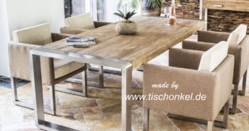 Esstisch aus recyceltem Holz mit Gestell aus Edelstahl Esstisch aus recyceltem Holz