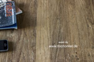 Esstisch aus recyceltem Holz