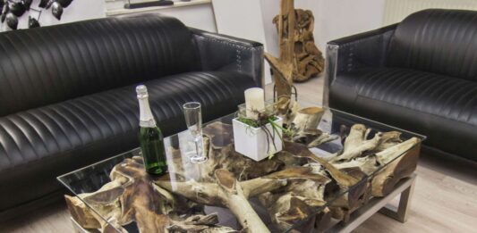 Couchtisch aus einer Baumwurzel mit Edelstahl und Glas Couchtisch aus einer Baumwurzel