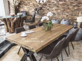 Esstisch aus recyceltem Holz mit Rohstahl Esstisch aus recyceltem Holz