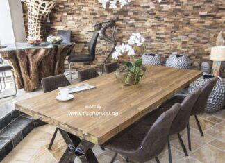 Esstisch aus recyceltem Holz mit Rohstahl Esstisch aus recyceltem Holz