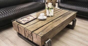 Außergewöhnlicher Couchtisch Blocks aus massiven Holzbohlen mit einem Tischgestell aus Rohstahl