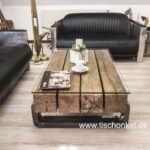 Aussergewöhnlicher Couchtisch Blocks aus massiven Holzbohlen mit einem Tischgestell aus Rohstahl