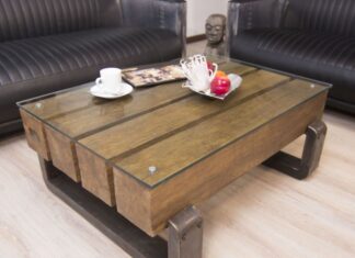 Außergewöhnlicher Couchtisch der Serie „Blocks“ Aussergewöhnlicher Couchtisch Blocks aus massiven Holzbohlen mit einem Tischgestell aus Rohstahl