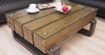 Aussergewöhnlicher Couchtisch Blocks aus massiven Holzbohlen mit einem Tischgestell aus Rohstahl