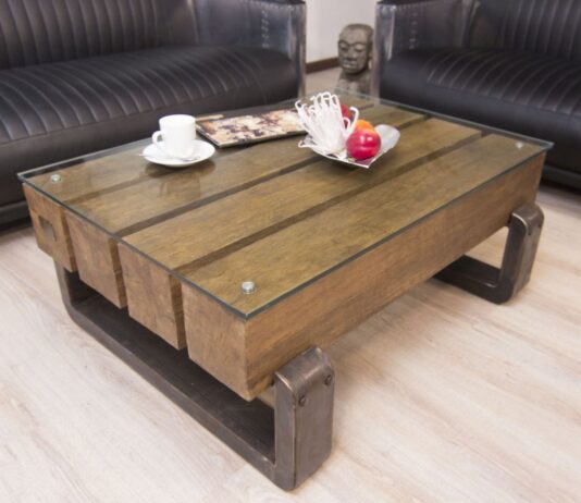 Buitengewone salontafel uit de serie „Blocks“ Buitengewone salontafel Blocks van massieve houten planken met een onderstel van ruw staal