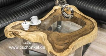 Couchtisch aus einem Baumstamm mit Glas