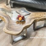 Couchtisch Clash mit Glasscheibe und einem Tischgestell aus gebürstetem Edelstahl aussergewöhnliches Design