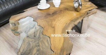 Couchtisch aus einem Baumstumpf Teak mit Glaseinleger und Tischgestell aus Edelstahl