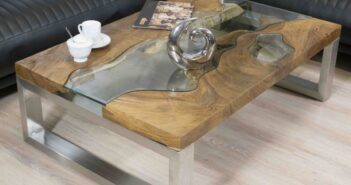 Design Couchtisch aus Holz mit Glas