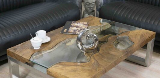 Design Couchtisch aus Holz mit Glas Design Couchtisch aus Holz mit Glas