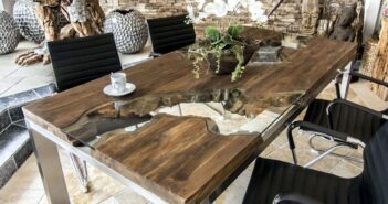 Designtisch Esstisch aus recyceltem Holz mit außergewöhnlichen Glaseinlegern und einem Gestell aus Edelstahl