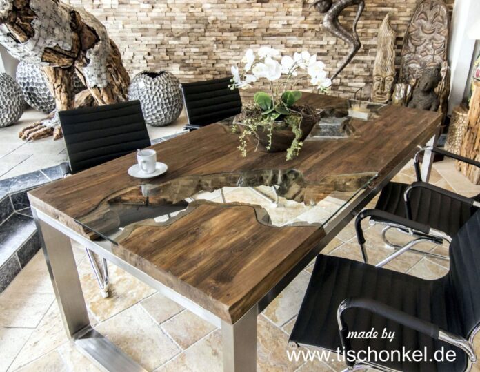 Designtisch Esstisch aus recyceltem Holz mit außergewöhnlichen Glaseinlegern und einem Gestell aus Edelstahl