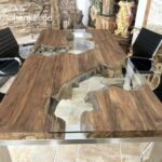 Designtisch Esstisch aus recyceltem Holz mit außergewöhnlichen Glaseinlegern und einem Gestell aus Edelstahl