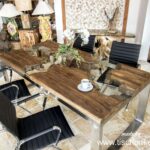 Designtisch Esstisch aus recyceltem Holz mit außergewöhnlichen Glaseinlegern und einem Gestell aus Edelstahl