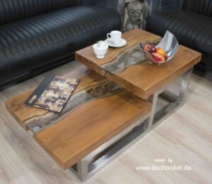 Eleganter Couchtisch aus Holz mit Untergestell aus Edelstahl