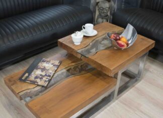 Eleganter Couchtisch aus Holz Eleganter Couchtisch aus Holz mit Untergestell aus Edelstahl