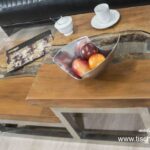 Eleganter Couchtisch aus Holz mit Untergestell aus Edelstahl