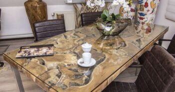 Altholz Esstisch mit Glasplatte