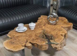 Couchtisch aus einer edlen Baumscheibe Couchtisch aus einer edlen Baumscheibe mit Baumkante