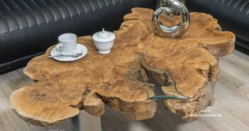 Couchtisch aus einer edlen Baumscheibe mit Baumkante