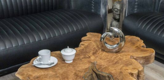 Couchtisch aus einer edlen Baumscheibe Couchtisch aus einer edlen Baumscheibe mit Baumkante