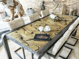 Hochwertiger Esstisch Hochwertiger Esstisch mit einem Tischgestell aus Rohstahl im Industriedesign