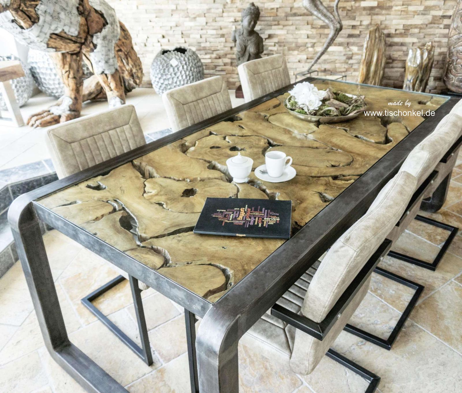 Hochwertiger Esstisch mit einem Tischgestell aus Rohstahl im Industriedesign