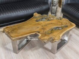 Kleiner Couchtisch aus Holz mit Baumkante Kleiner Couchtisch aus Holz