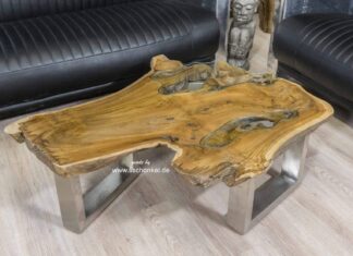 Kleiner Couchtisch aus Holz mit Baumkante Kleiner Couchtisch aus Holz