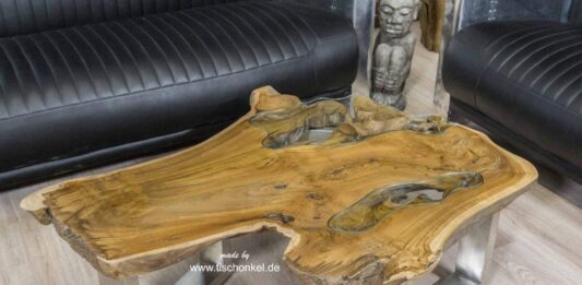 Kleiner Couchtisch aus Holz mit Baumkante Kleiner Couchtisch aus Holz