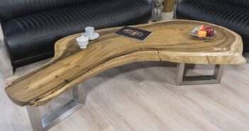 Länglicher Wohnzimmertisch aus einem Baumstamm