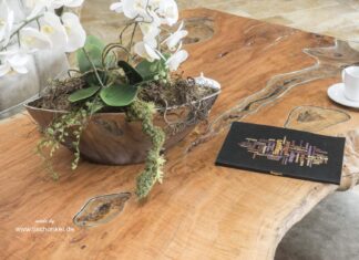 Massivholztisch von „GERKEN Wohndesign“ mit Baumkante Massivholztisch von "GERKEN Wohndesign"