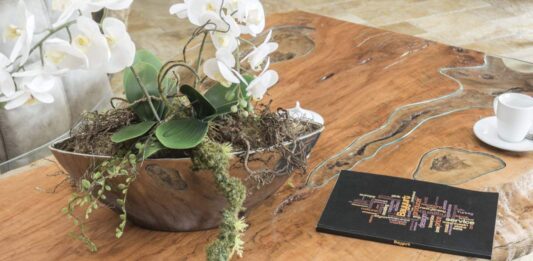 Massivholztisch von „GERKEN Wohndesign“ mit Baumkante Massivholztisch von "GERKEN Wohndesign"