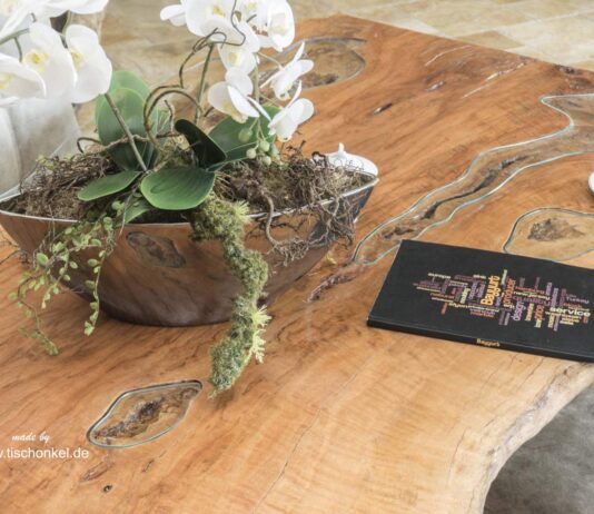 Massief houten tafel van „GERKEN Wohndesign“ met boomrand Massiefhouten tafel van "GERKEN Wohndesign"