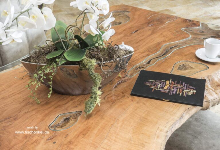 Massivholztisch von “GERKEN Wohndesign” mit Baumkante